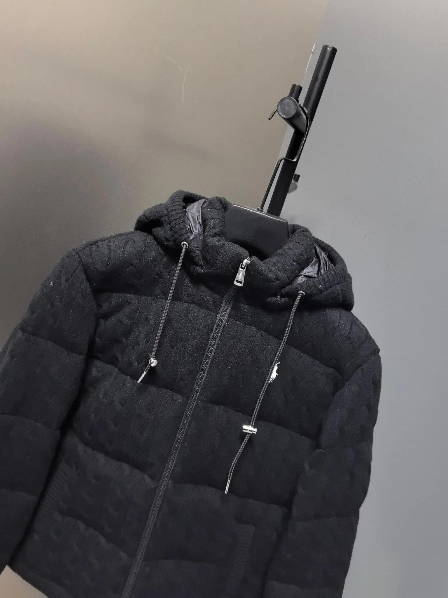 P980 Women's model The warmth of winter is within reach. 🧵 Combining classic cable knitting with warm down, Polo Ralph Lauren’s texture choice. ·: Warm winter colors, the answer to classic and style. ❄️ · Needless to say, the texture speaks for itself. Polo Ralph Lauren cable down jacket defines winter style. Color Black Khaki Size s m L xL